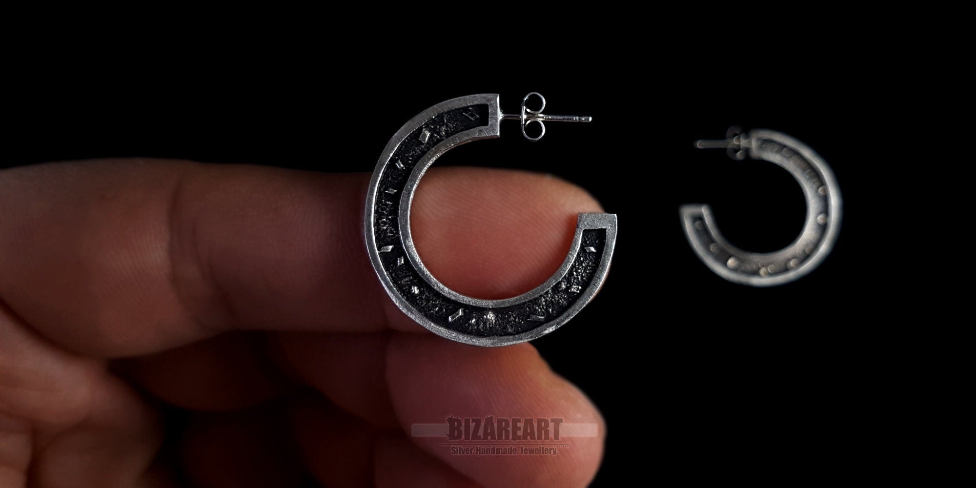 Boucles d'oreilles secteur circulaire en argent sterling oxydé, style géométrique granulé