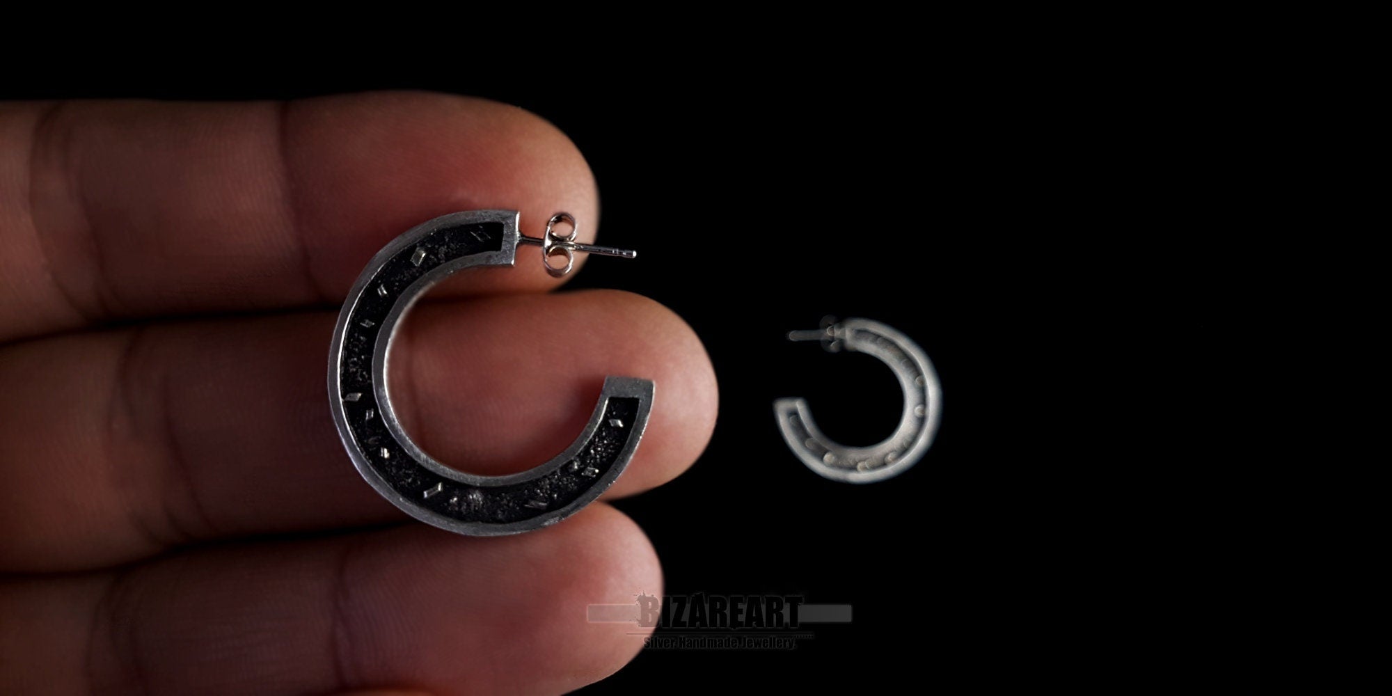 Boucles d'oreilles secteur circulaire en argent sterling oxydé, style géométrique granulé