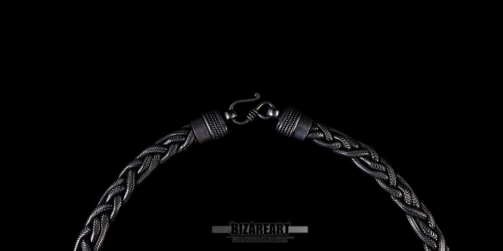 Close-up of the secure silver hook clasp and the reinforced end-caps, emphasizing the chain’s sturdy construction.