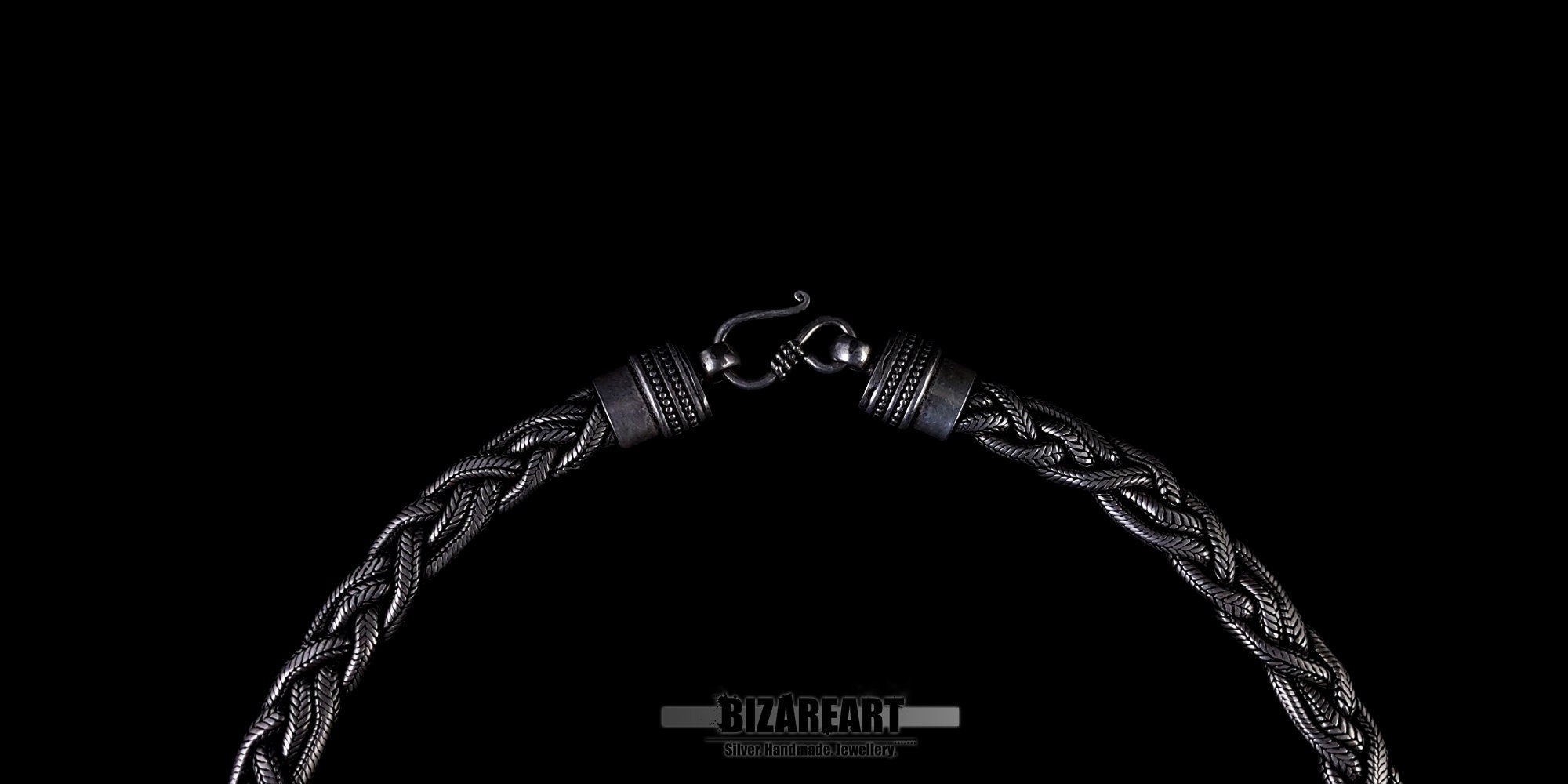 Close-up of the secure silver hook clasp and the reinforced end-caps, emphasizing the chain’s sturdy construction.