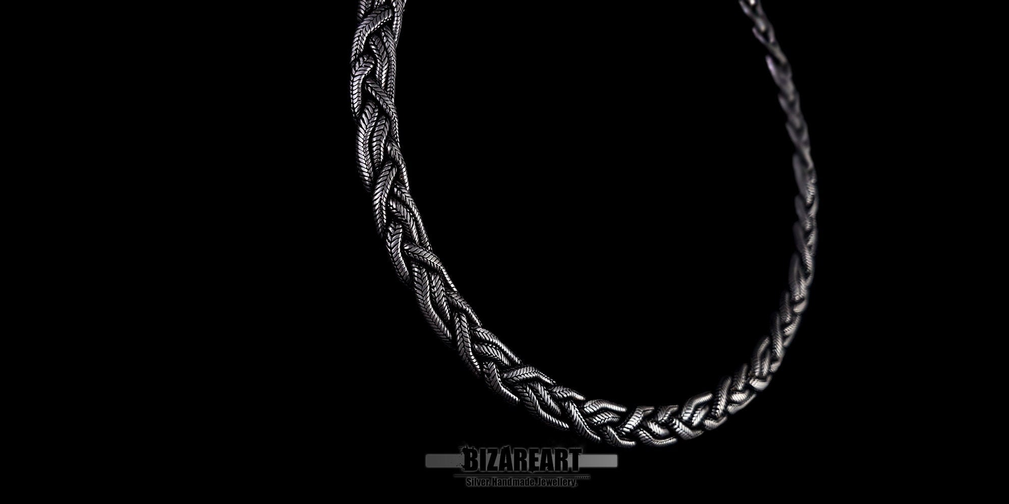 Close-up of the chain’s sturdy construction.