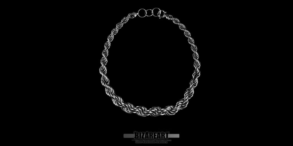 Overhead view of a circular-laid silver Chenier chain, displaying the uniform 49cm length and consistent craftsmanship.