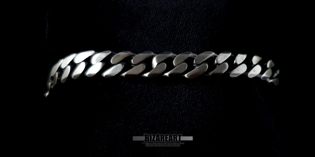 Detailed horizontal view of the Gourmette plait, showing the transition between the smooth engraving surface and the textured links.