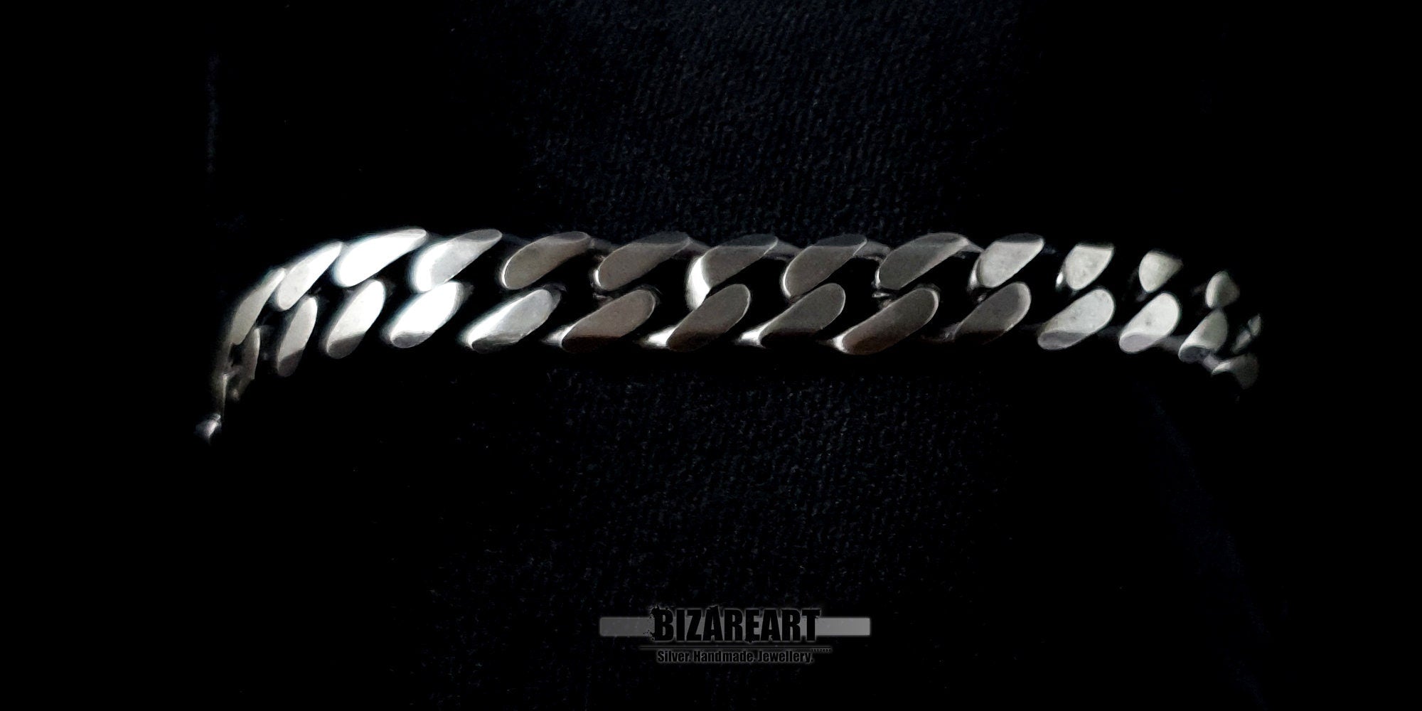 Detailed horizontal view of the Gourmette plait, showing the transition between the smooth engraving surface and the textured links.