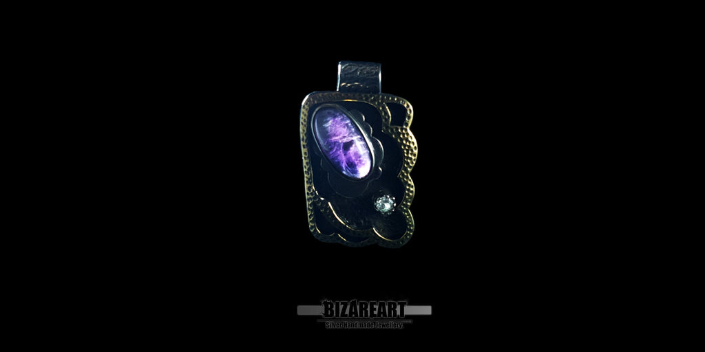 Backside gem illumination view of the substantial 15-gram Bizareart pendant, illustrating its 4.3 cm height and bold, artistic presence as a statement piece.