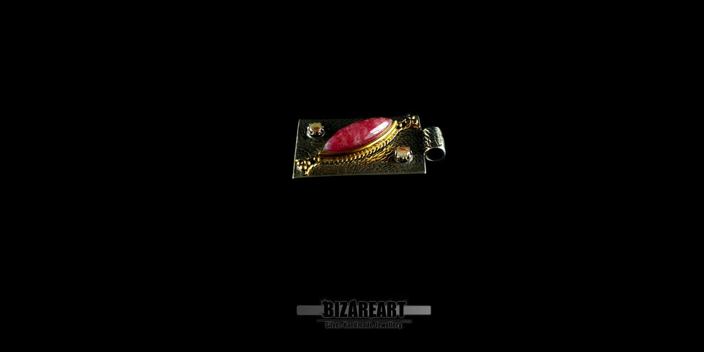 Close-up of the wood-grain texture and gold-plated bezel on the BIZAREART ruby pendant.