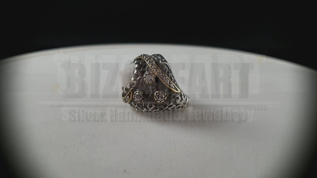 Product video showcase of the handmade silver and gold-plated white agate ring by Bizareart jewelry.