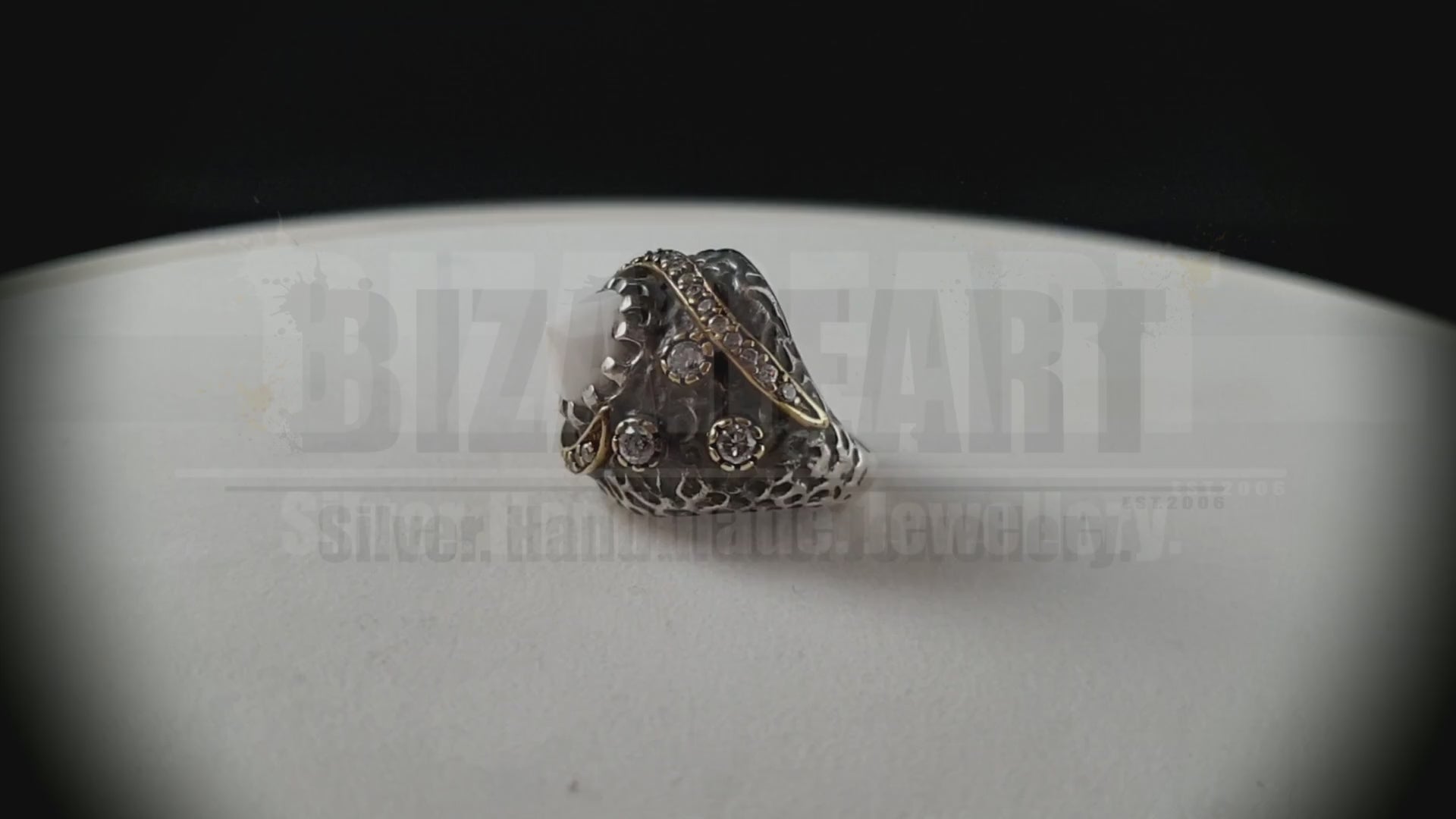 Product video showcase of the handmade silver and gold-plated white agate ring by Bizareart jewelry.