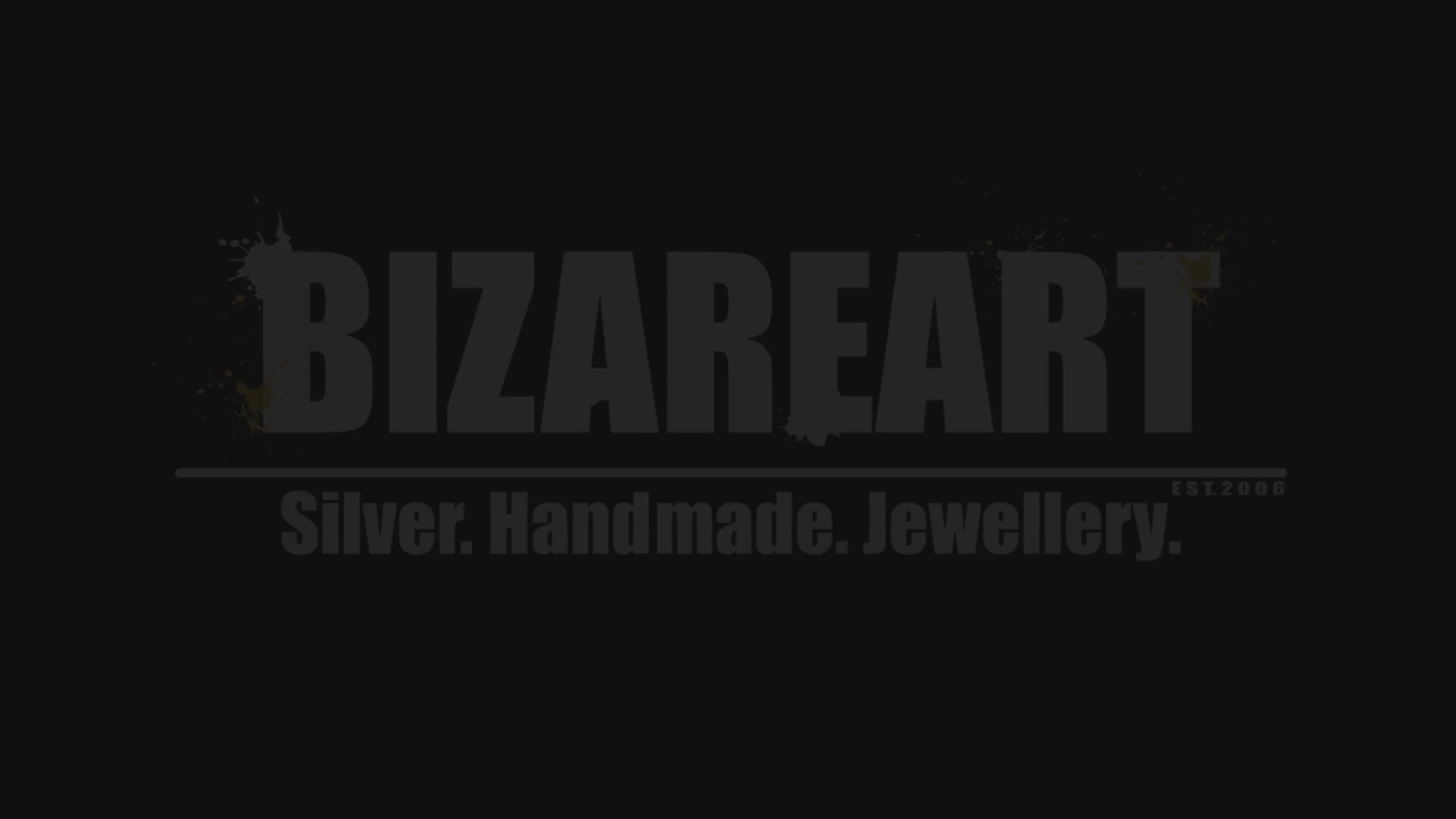 360-degree product showcase video of the handmade Bizarreart silver and gold amethyst dome ring, detailing its texture and gemstone brilliance.